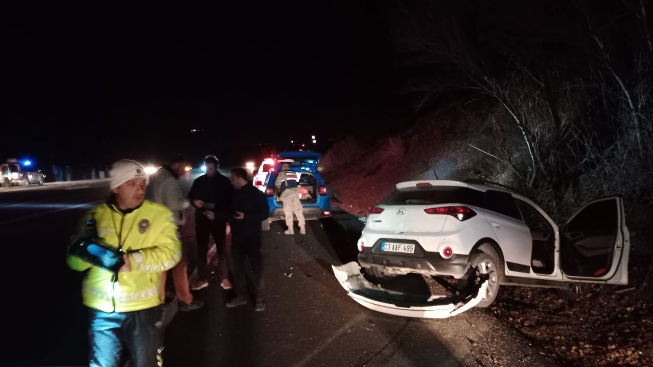 Bingöl Genç yolu trafik kazasında 1'i ağır 4 kişi yaralandı.