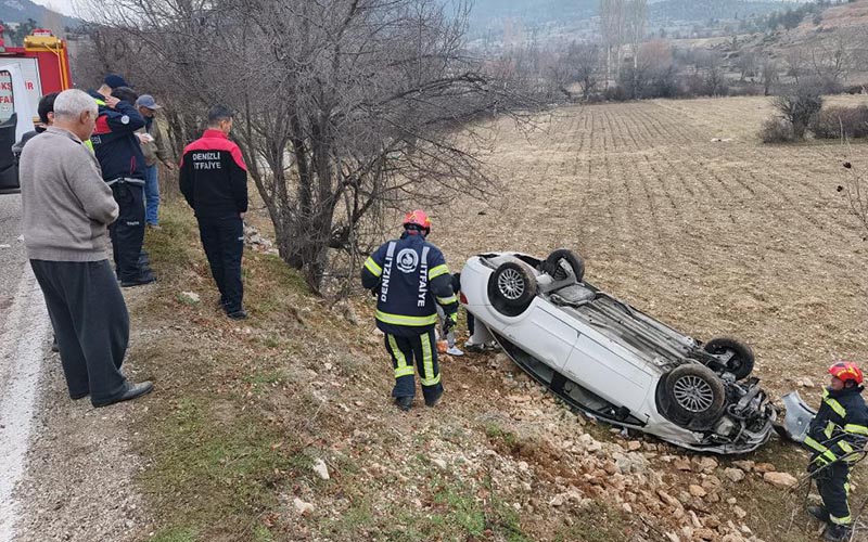 Denizli'de otomobil tarlaya devrildi, içinde 2 kişi yaralı olarak kurtarıldı.