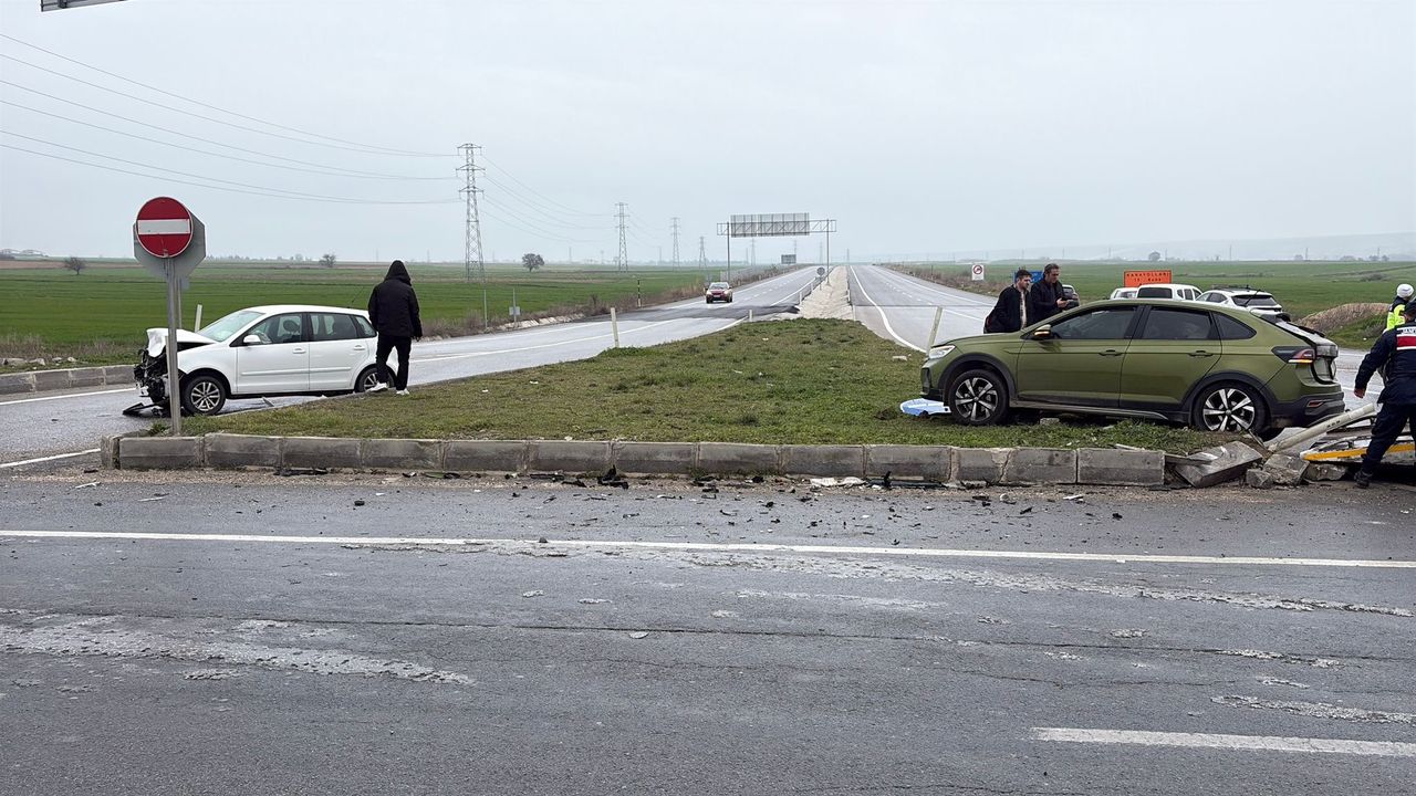 Edirne'de endişe veren kaza: 2 araçta bulunan 7 kişi yaralandı.