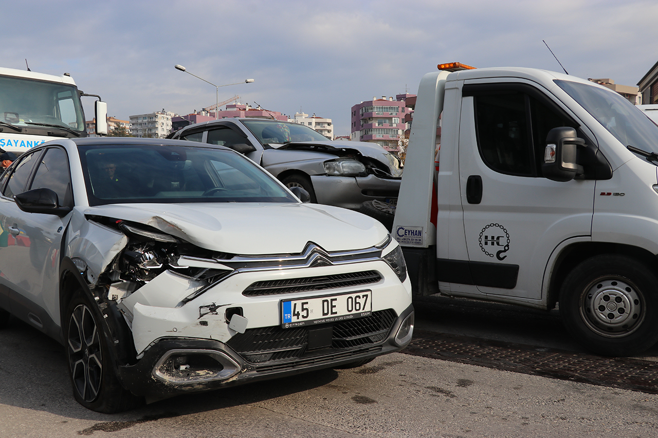 İzmir’de kırmızı ışıkta meydana gelen ciddi bir trafik kazası