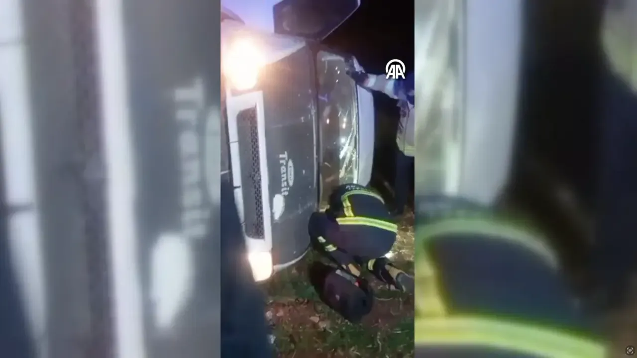 Kahta'da yolcu minibüsü devrildi: 4 kişi yaralandı.