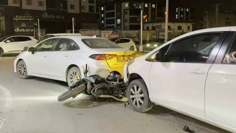 Kesişimde dört aracın karıştığı zincirleme kaza