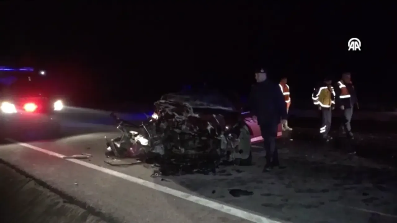 Lapseki’de iki araç çarpıştı: 5 kişi hayatını kaybetti.