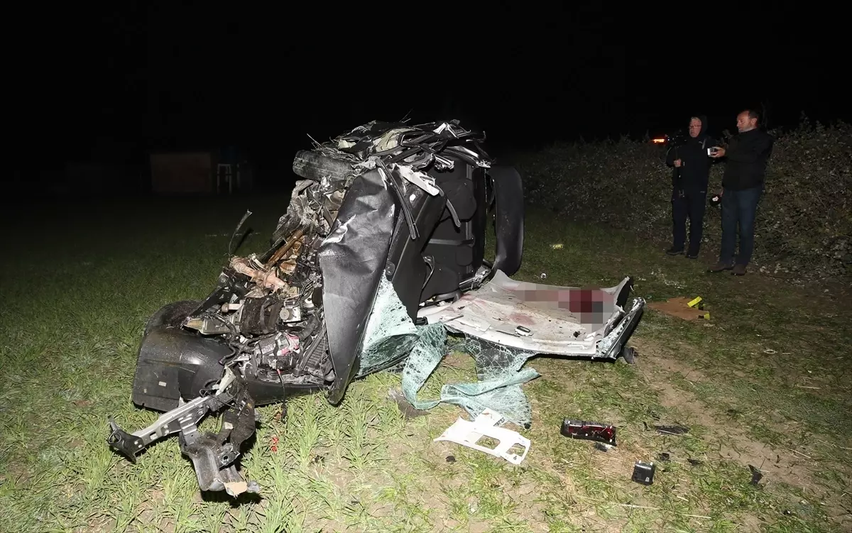 Lapseki'de trafik kazasında 5 kişi hayatını kaybetti, 1 kişi de yaralandı.