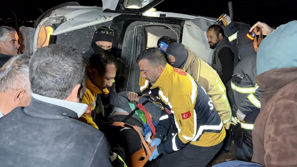 Minibüs, kontrolünden çıkarak yoldan çıktı: Yaralılar bulunuyor