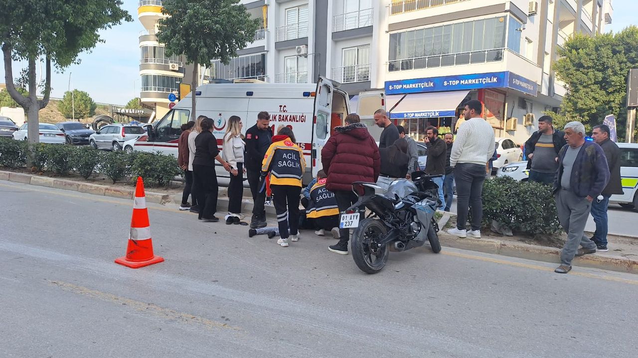 Motosiklet Tarsus'ta yayalara çarptı: 3 kişi yaralandı.
