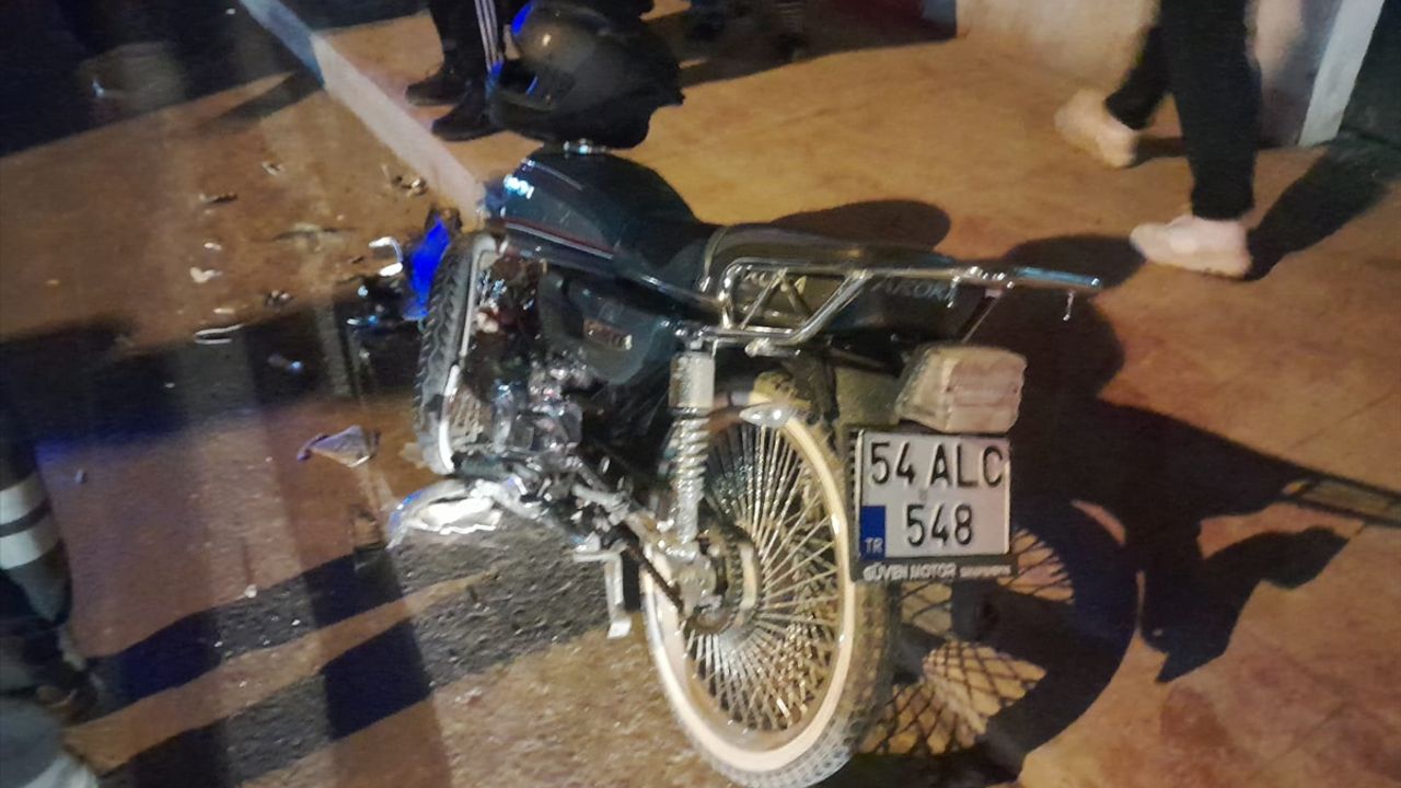 Sakarya Geyve'de Panelvan ve motosiklet çarpıştı, 1 kişi hayatını kaybetti.