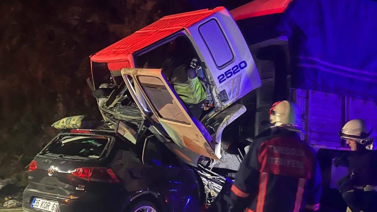 Tirebolu'da korkunç kaza: Tır ile otomobil çarpıştı, 3 kişi hayatını kaybetti, 1 kişi yaralandı.