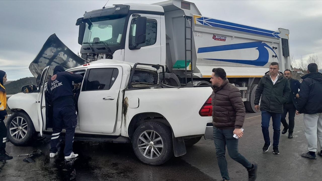 Tokat Çamlıbel'de trajik kaza: Kamyon, kamyonetle çarpıştı, 1 kişi hayatını kaybetti 1 kişi yaralandı.