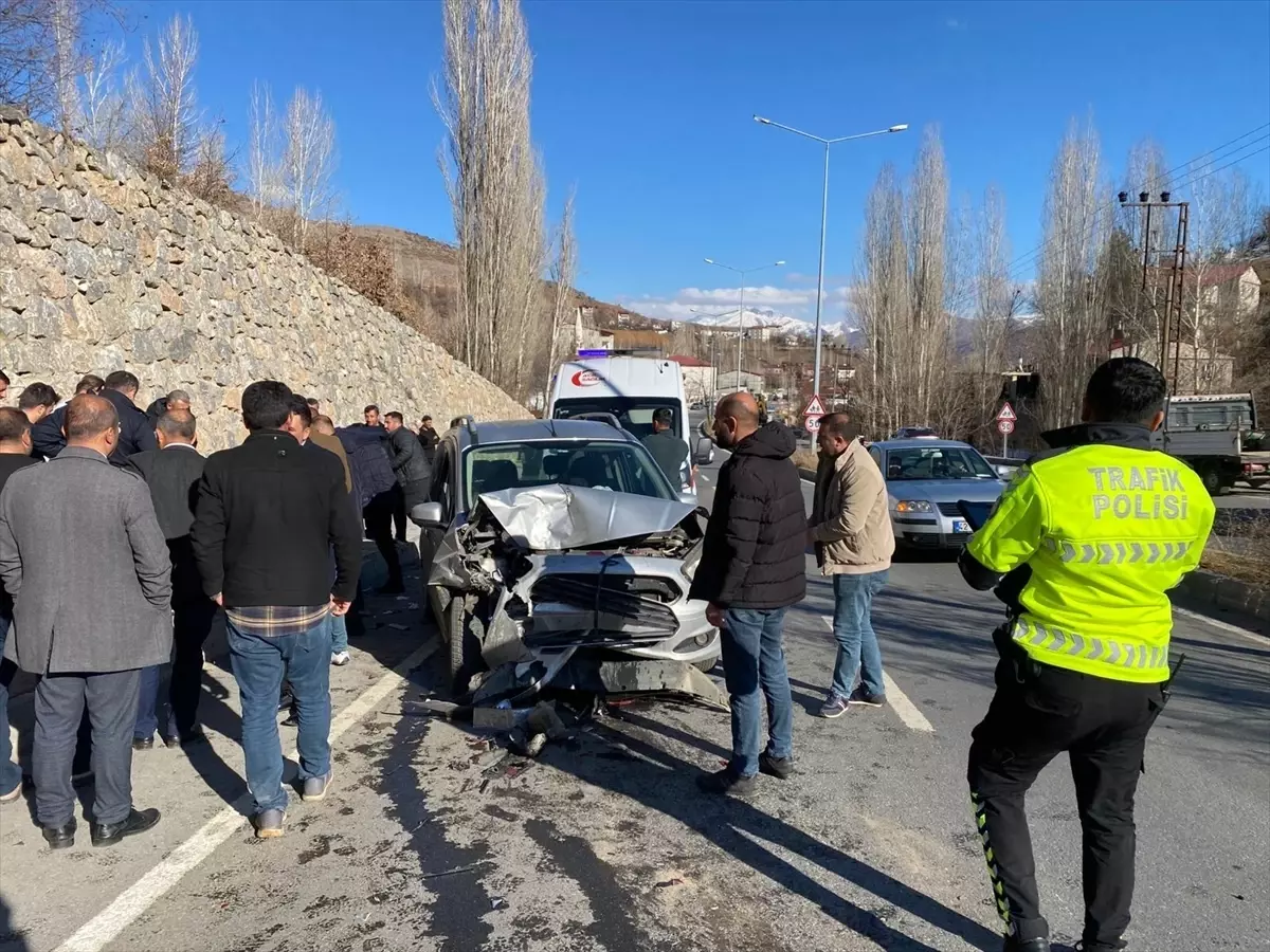 Bitlis'te 3 araç çarpıştı, 4 kişi yaralandı.