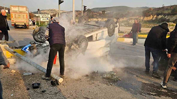 İzmir'de kötü kaza: Araba devrildi, gelin ve kaynana yaralandı.