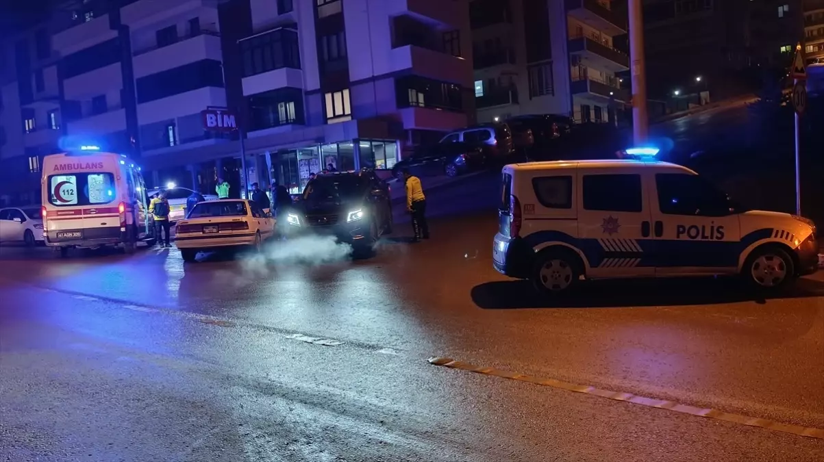 İzmit'te Trafik Kazası: 2 Kişi Yaralandı
