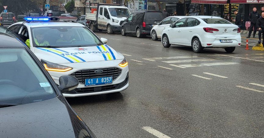 Kazada 2 kişi yaralandı, 3 araç karıştı.