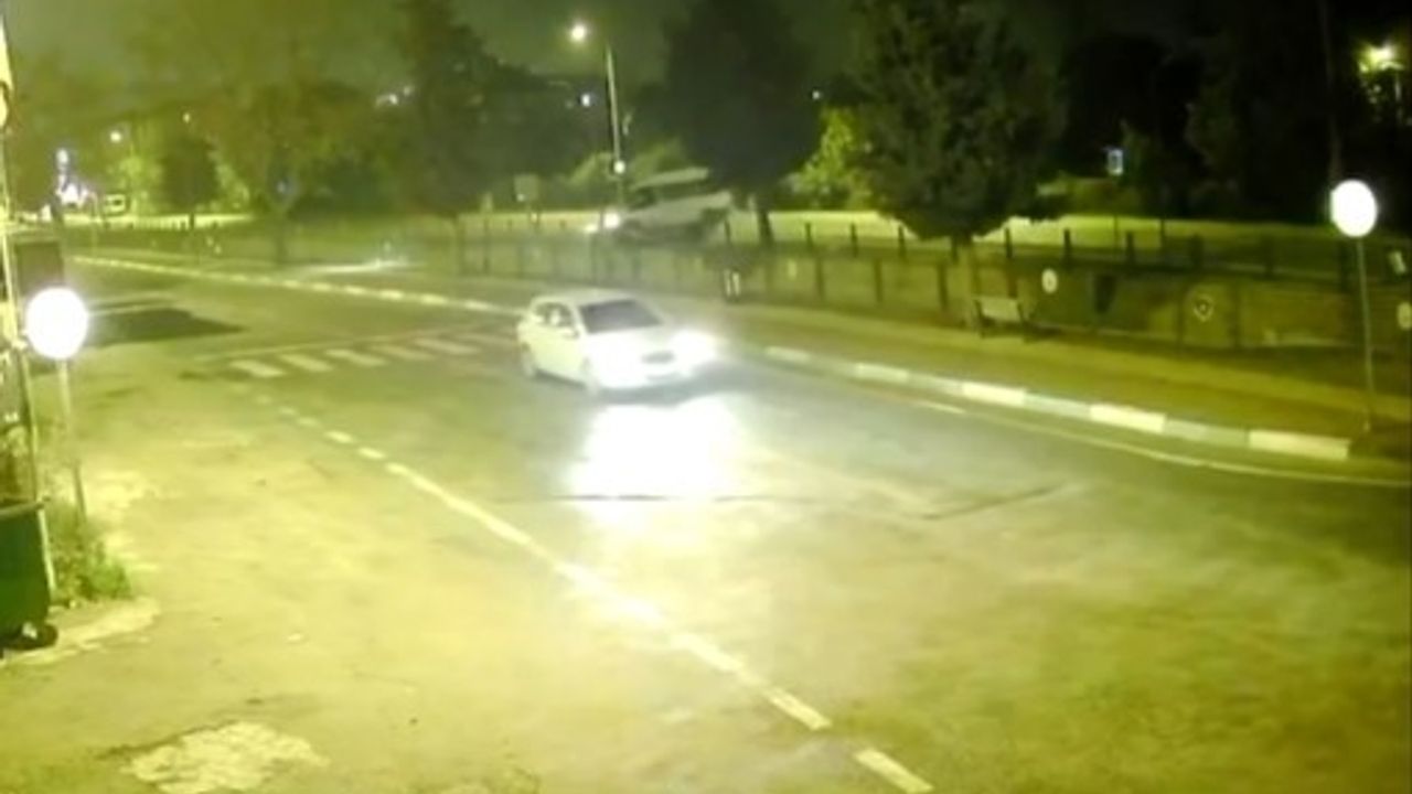 Minibüs, dereye devrilerek sürücüyü hastaneye götürdü.