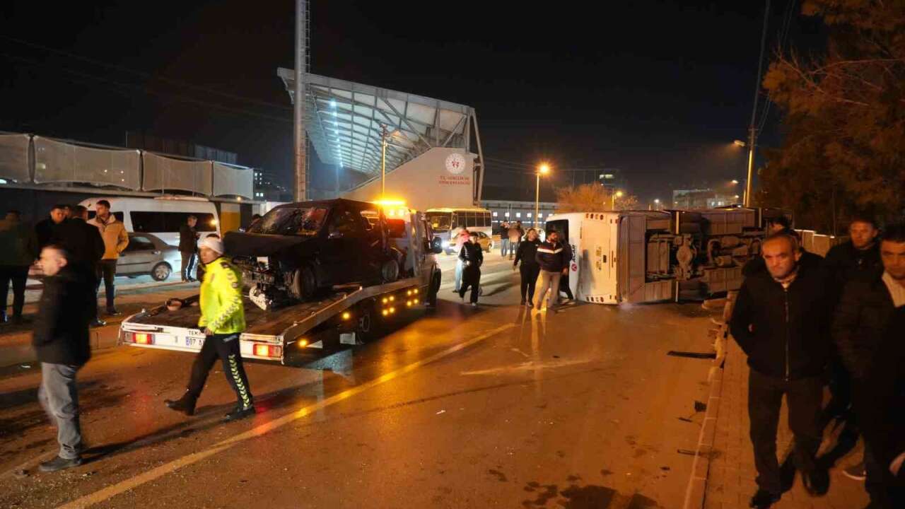 Niğde Tren Garı Kavşağı'nda servis aracı kaza yaptı: Yaralı sayısı 11.