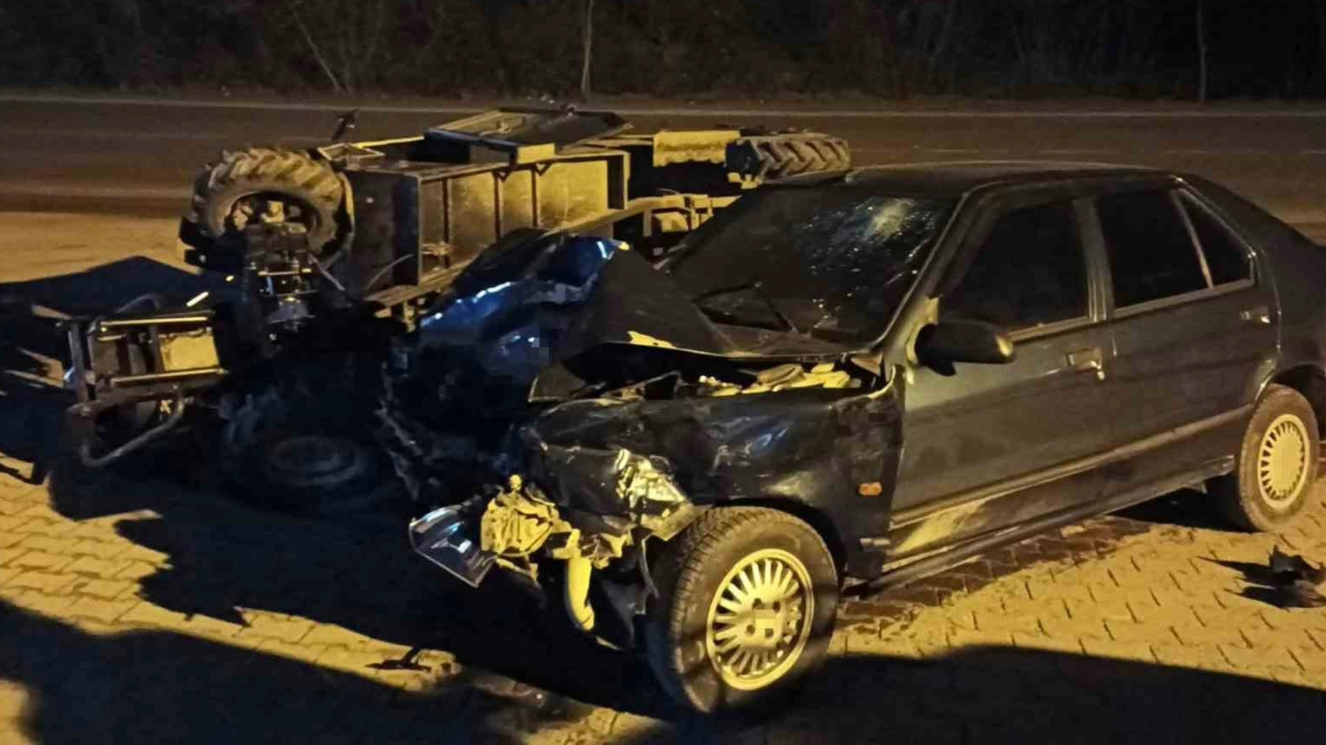 Trafik kazasıyla karıştı, sürücüler yaralandı.