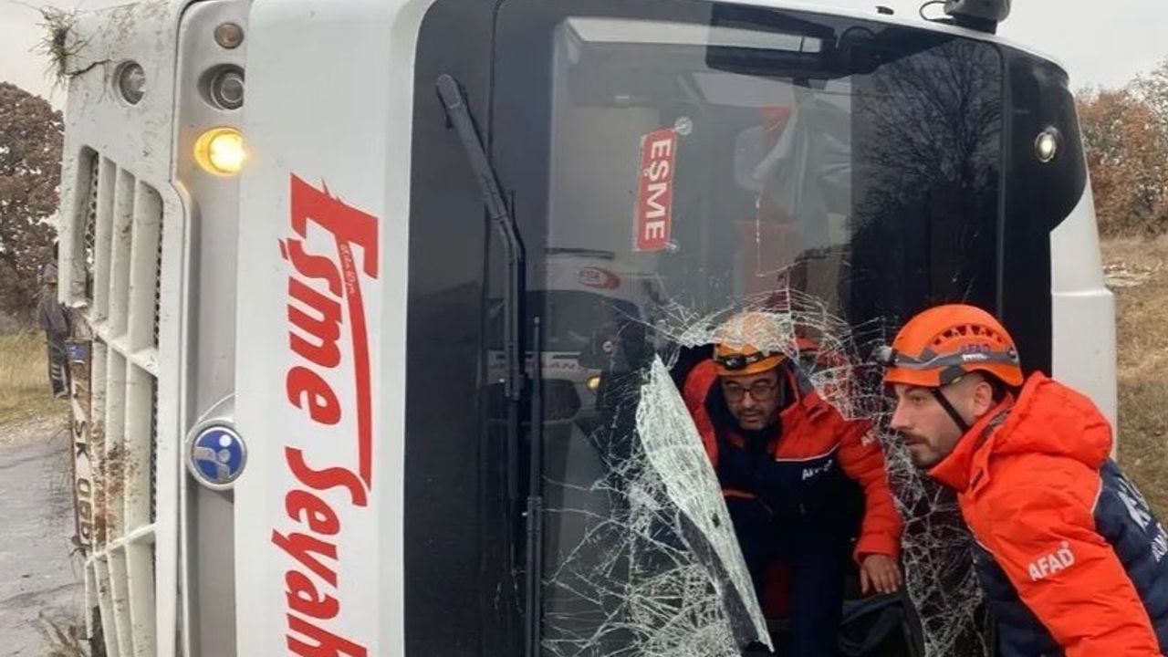 Uşak'ta Kaza: Midibüs Devrildi