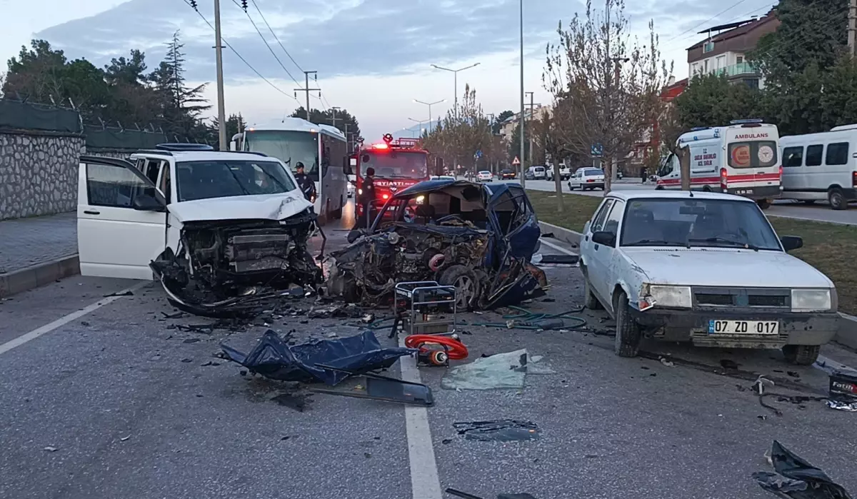 Burdur'da trafik kazasında genç öldü.