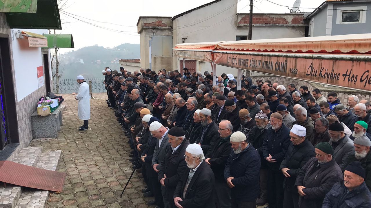 Giresun'da trafik kazasında hayatını kaybeden kadının cenazesi toprağa verildi.