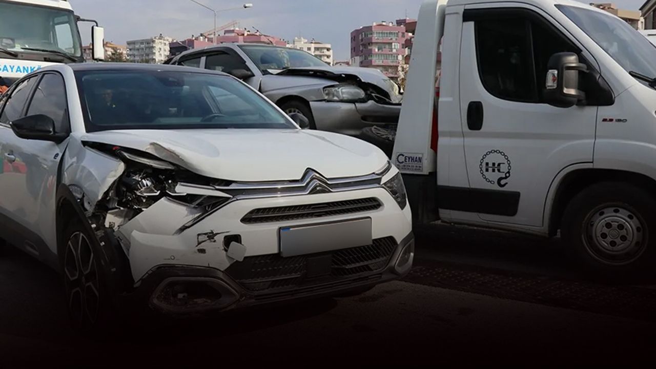İzmir'de ardışık trafik kazası: 5 araç çarpıştı!