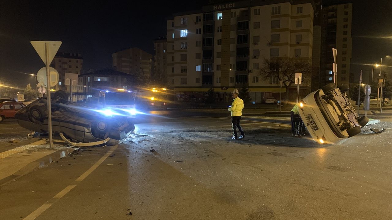 Kayseri'de endişe veren trafik kazası: İki araç çarpıştı, 2 kişi yaralandı.