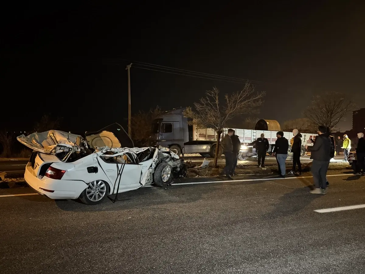 Kilis'te Meydana Gelen Trafik Kazasında 2 Kişi Yaralandı.