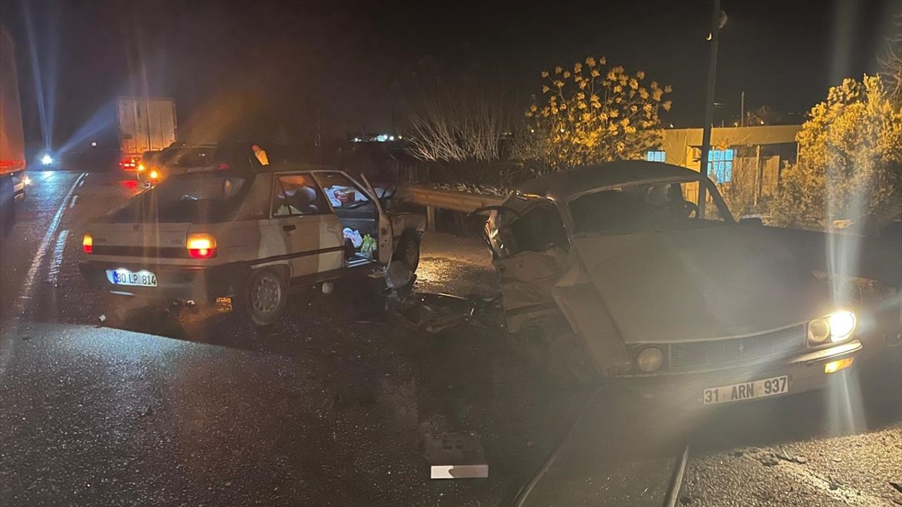Osmaniye'de korkunç kaza: İki araç çarpıştı, 1 kişi hayatını kaybetti ve 4 kişi yaralandı.