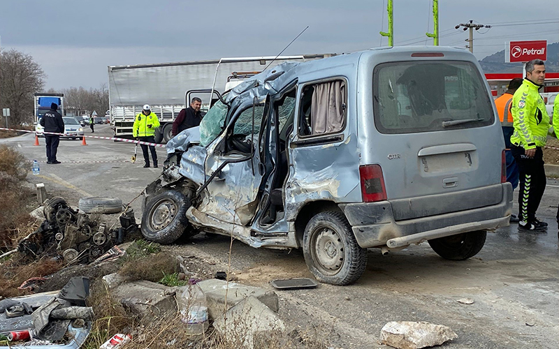 TIR ile çarpışan aracın sürücüsü hayatını kaybetti.