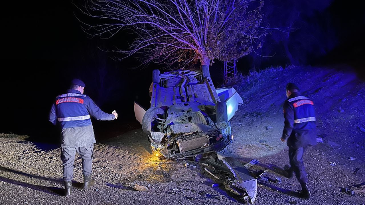 3 kişi yaralandı, Adıyaman'da araç şarampole devrildi.