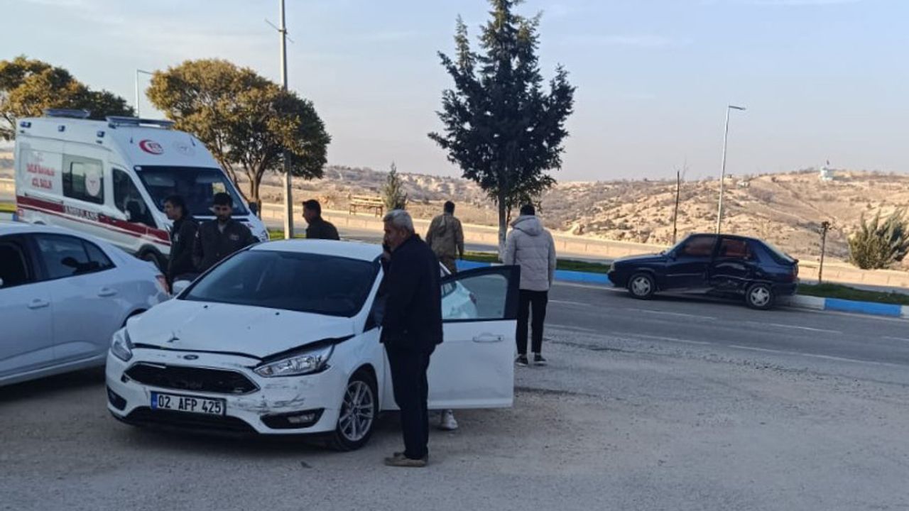 Besni Yenikent bölgesinde meydana gelen trafik kazasında 2 kişi yaralandı.