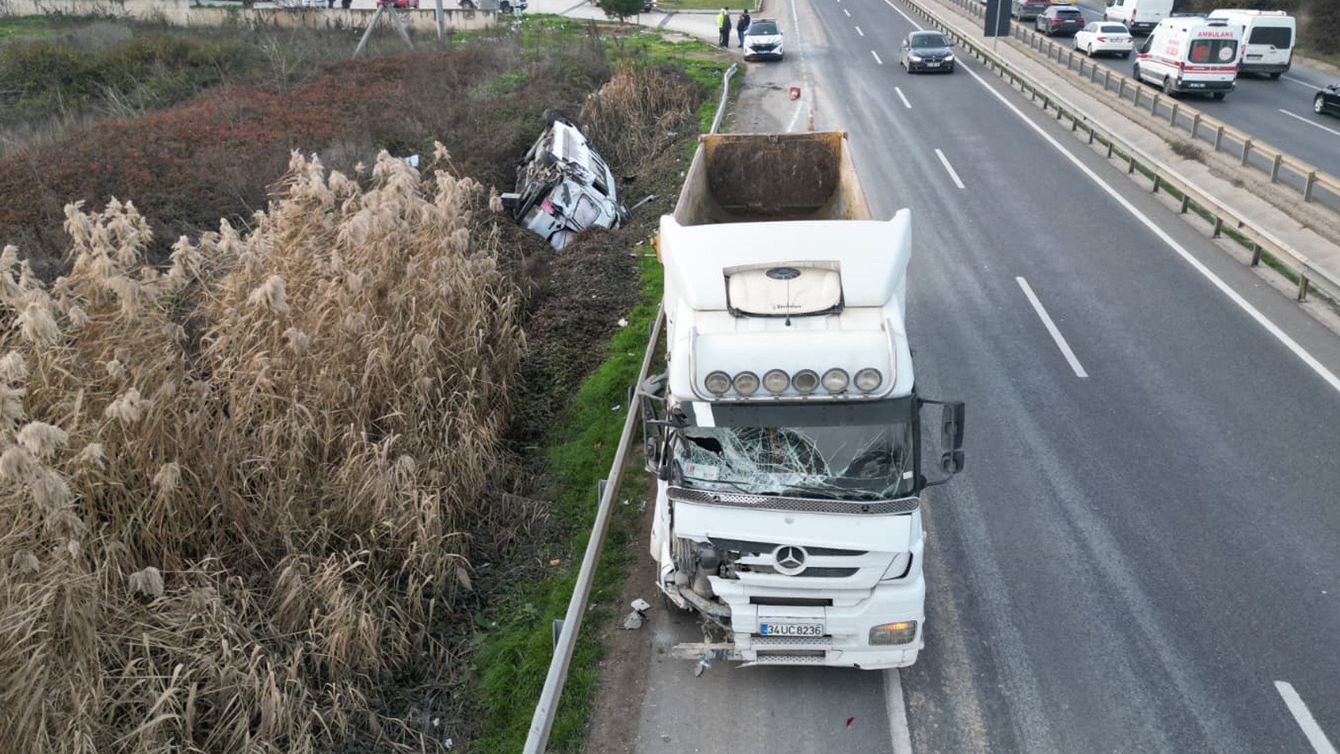 Bursa'da tırın karavanı biçtiği kaza görüntülendi: Karavan şarampole yuvarlandı! Dehşet verici anlar...