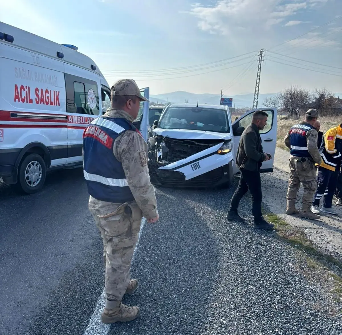 Elazığ'da trafik olayında 3 kişi yaralandı.