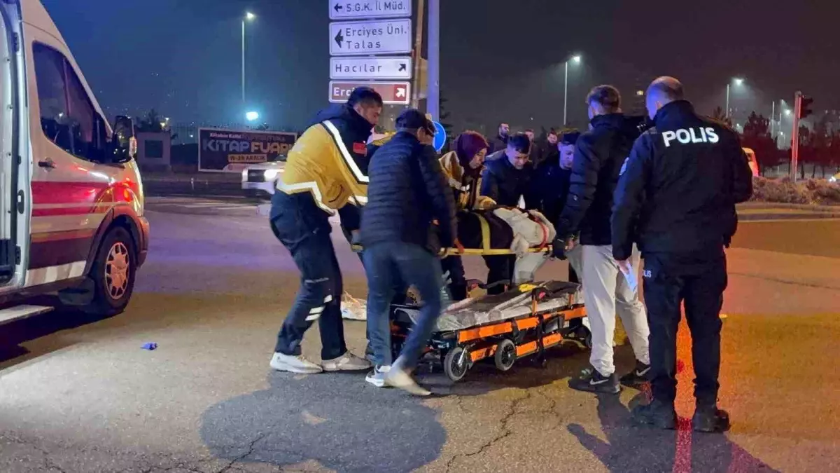 Kaza sonucu Kayseri'de motosiklet yolcusuna yaralanma başladı.
