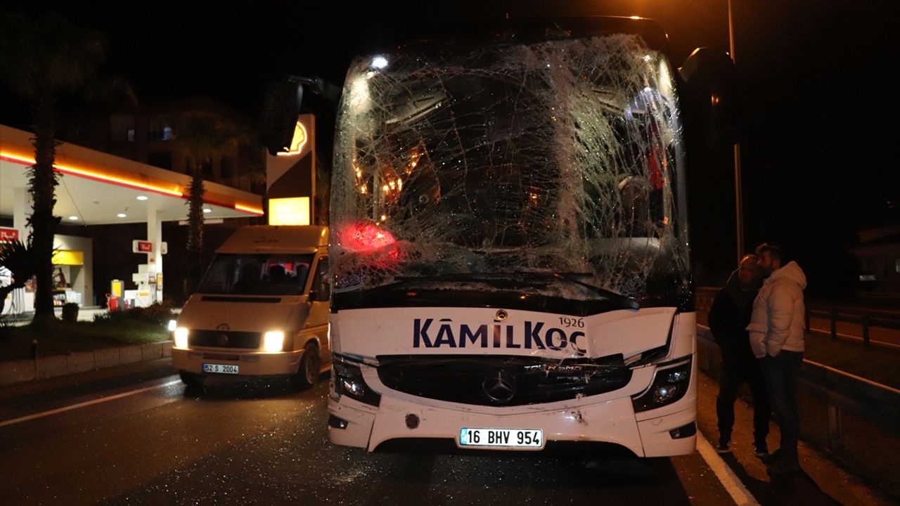 Ordu'da otobüsle midibüs çarpıştı: Kazada 1 yaşındaki çocuk yaralandı.