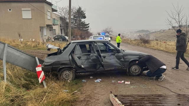 Afyonkarahisar’da tabela ile çarpışan araç uçuruma yuvarlandı!