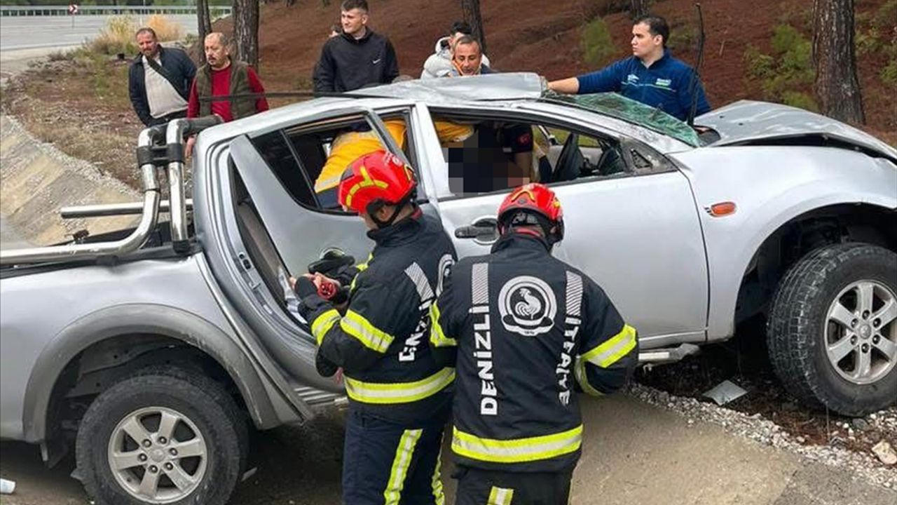 Denizli'de meydana gelen kaza sonucu pikap ağaca çarptı: 1 kişi hayatını kaybetti, 1 kişi yaralandı.