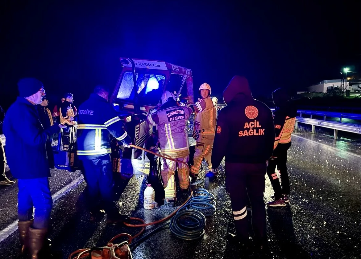Edirne'de itfaiye ekipleri tarafından kurtarılan traktör sürücüsü.