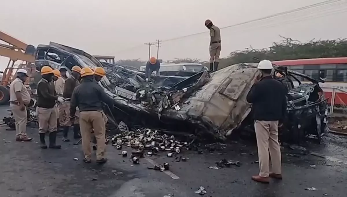 Hindistan'da trafik kazasında 9 ölü, 21 yaralı var.