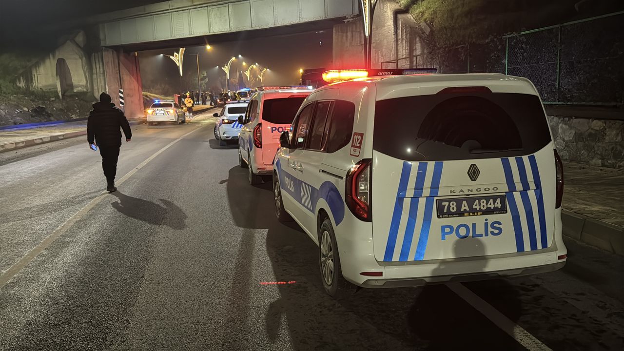 Karabük'te emniyet ekiplerinin dur ihtarına uymayan alkollü ve ehliyetsiz sürücü kaza yaptı: 2 kişi yaralandı.
