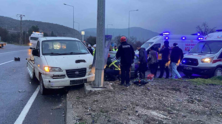 Kavşakta çarpışan araçlarda 5 kişi yaralandı.