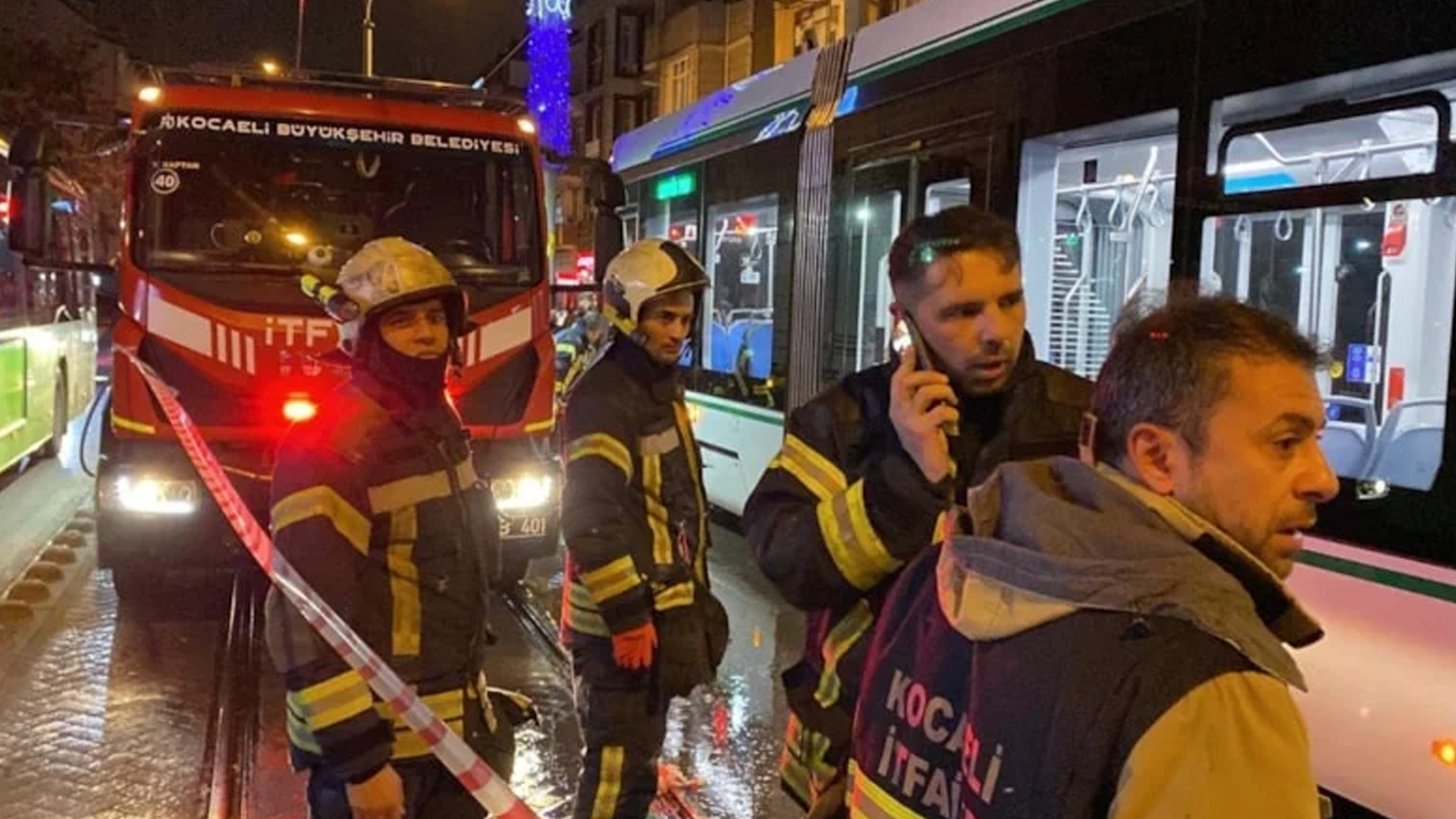 Kocaeli'de korkunç olay: Karşıya geçmek isterken tramvayın altında kaldı! Hayatı bir anda tehlikede...