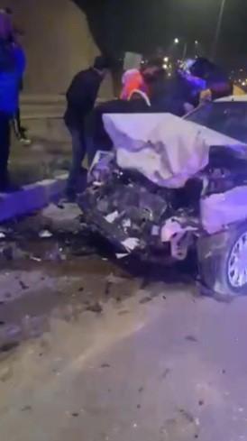 Otomobiller çarpıştı, hurdaya döndü: 2 kişi yaralandı.