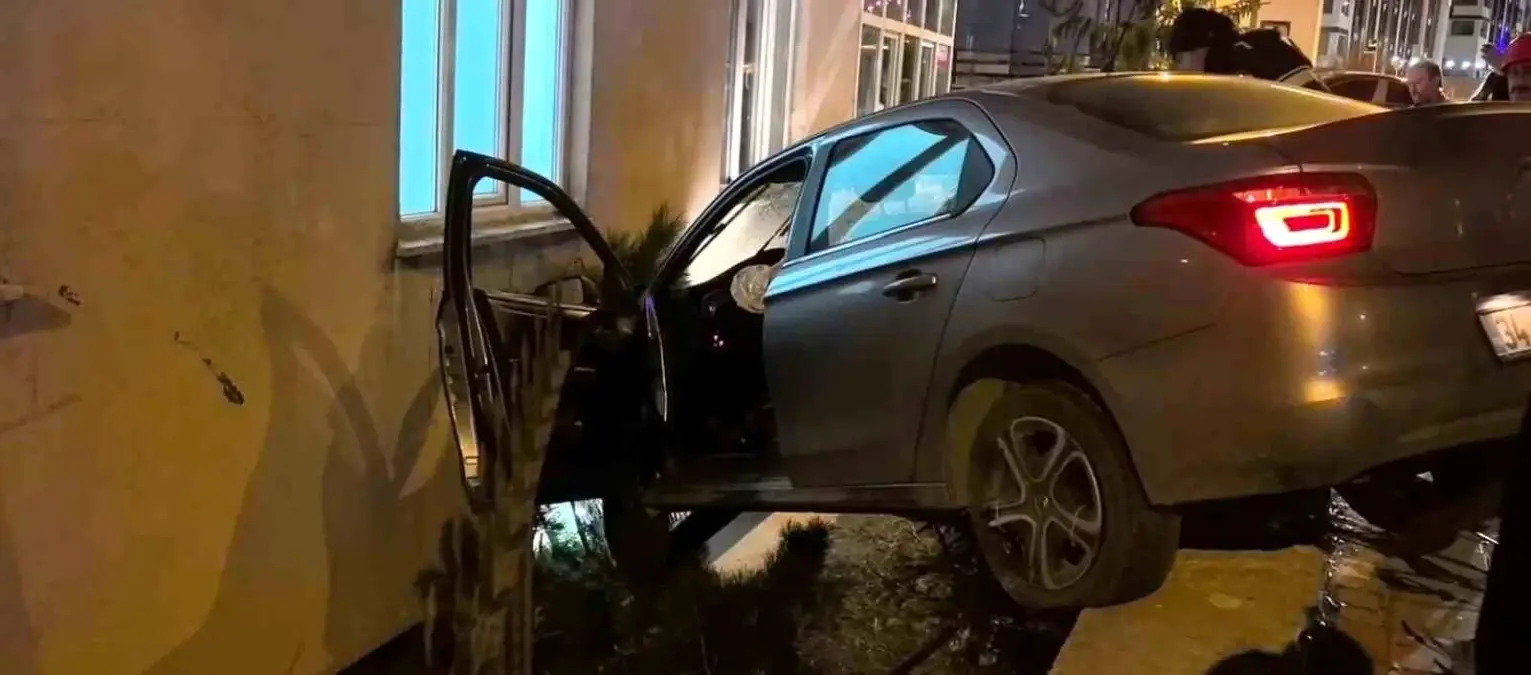 Palandöken'de Trafik Kazasında Araç Havada Sıkıştı