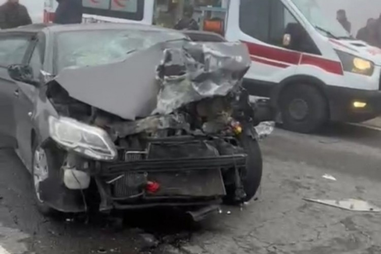 Zincirleme kaza sonucu 2 ağır, 14 kişi yaralandı.