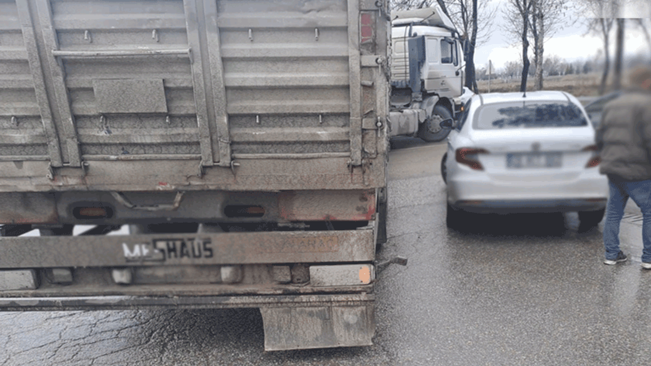 75. Cadde'de maddi zararlı trafik kazası