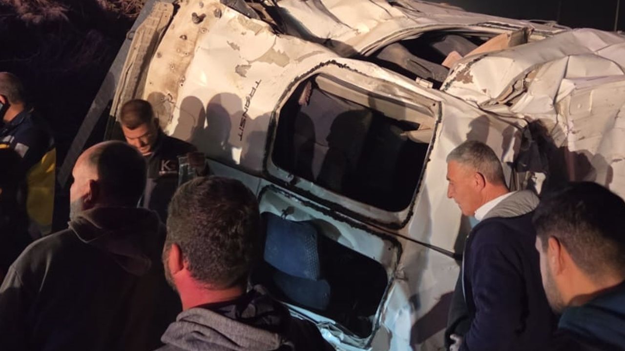 Adana'da işçi taşıyan servis aracı kaza yaptı: 2 kişi yaralandı.