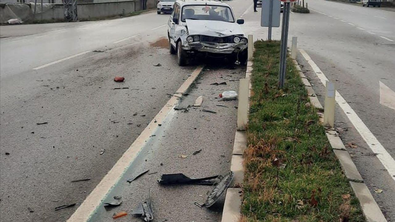Çıtak mevkiinde Uşak ve Çivril yolunda trafik kazası oldu.