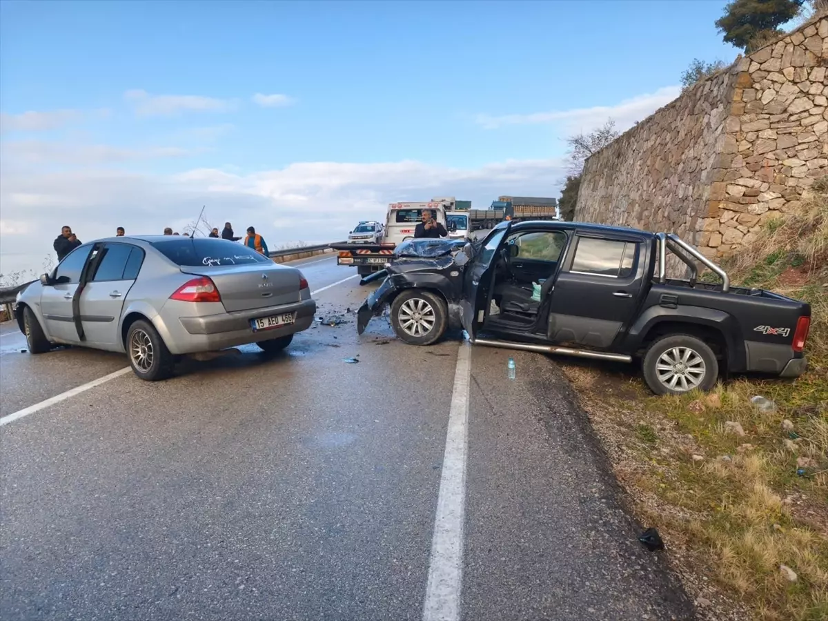 Eğirdir'de Kaza Sonucu İki Kişi Yaralandı
