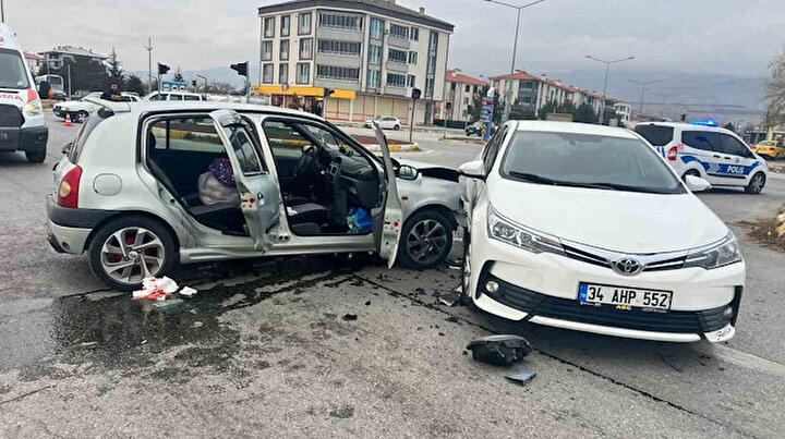 Erzincan'da kavşak çarpışması: İki kişi hastaneye taşındı.
