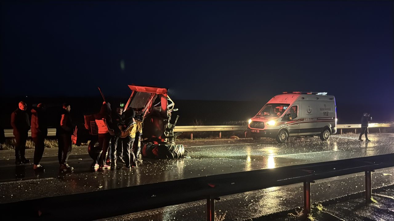 İtfaiye ekipleri traktörde mahsur kalan sürücüyü kurtardı.